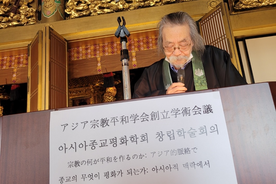 기타지마 기신(北島義信) 욧카이치대학 명예교수가 아시아종교평화학회 창립학술회의에서 주제 강연에서 나섰다. ⓒ이찬수 대표 제공