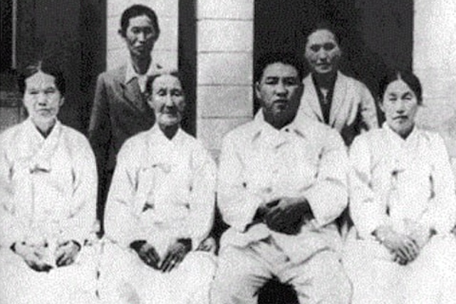 김일성 주석과 윤재순 여사(앞줄 오른쪽 첫번째).