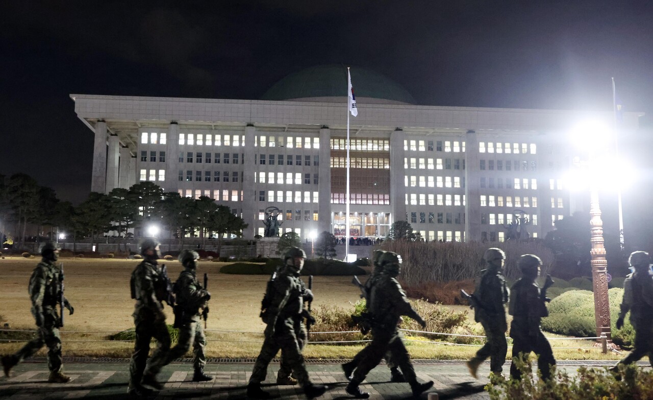 12.3 내란 계엄을 실행한 윤석열의 명령에 따라 국회 집입했던 계엄군 병력이 국회 본회의에서 비상계엄 해제를 의결한 4일 새벽 국회에서 철수하고 있다. ⓒ뉴시스