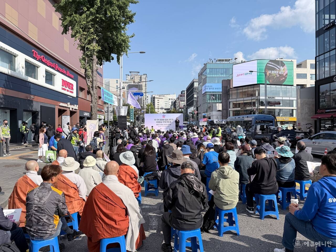 ▲ 이태원 참사 3주기를 맞아 희생자 159명을 상징하는 차원에서 오후 1시 59분에 4대 종교와 시민사회가 연대해 종교 추모예식을 진행했다. ⓒ이성철/한국교회 인권센터