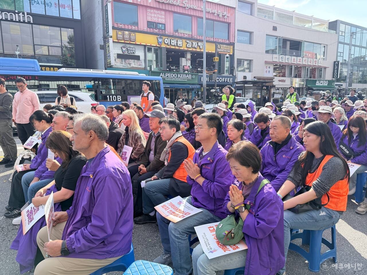 ▲ 특히 이날 추모예식에는 정부의 초청으로 외국인 희생자의 유족들이 참석해 희생된 이들을 기억하며 추모했다. ⓒ이성철/한국교회 인권센터