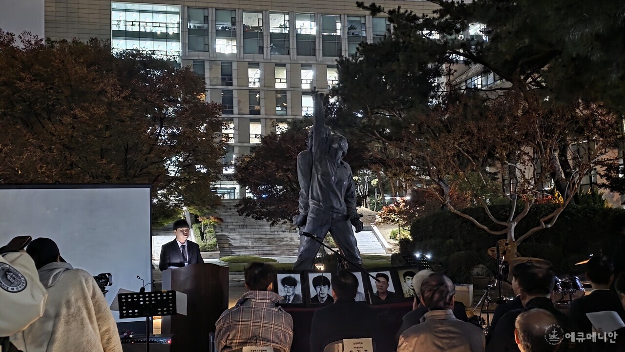 ▲ 건대항쟁으로 인한 공식적인 희생자는 없지만, 그 후유증은 다섯 명의 희생자를 만들었다. 이들에 대한 헌화의 시간을 가졌다. ⓒ이정훈