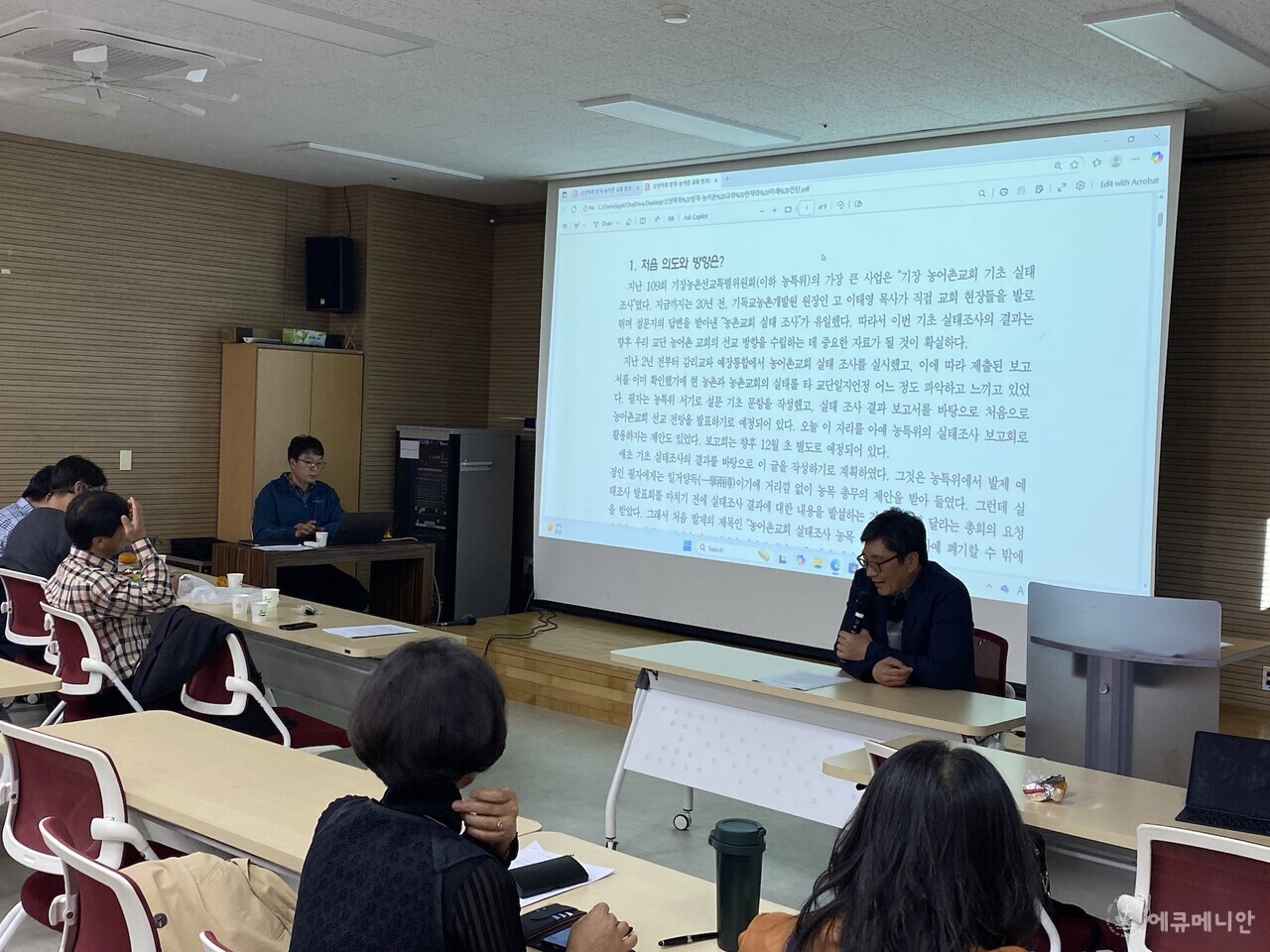 ▲ 신민주 목사(기장농목 회장)가 11월 3일(월) 익산 유스호스텔에서 열린 ‘2025 기장 농목 신년목회정책세미나’에서 20년 만에 실시된 농촌교회 실태조사 결과를 발표하며 “이제는 마음이 아니라 정책으로 응답해야 한다”고 강조하고 있다. ⓒ이성환 목사 제공