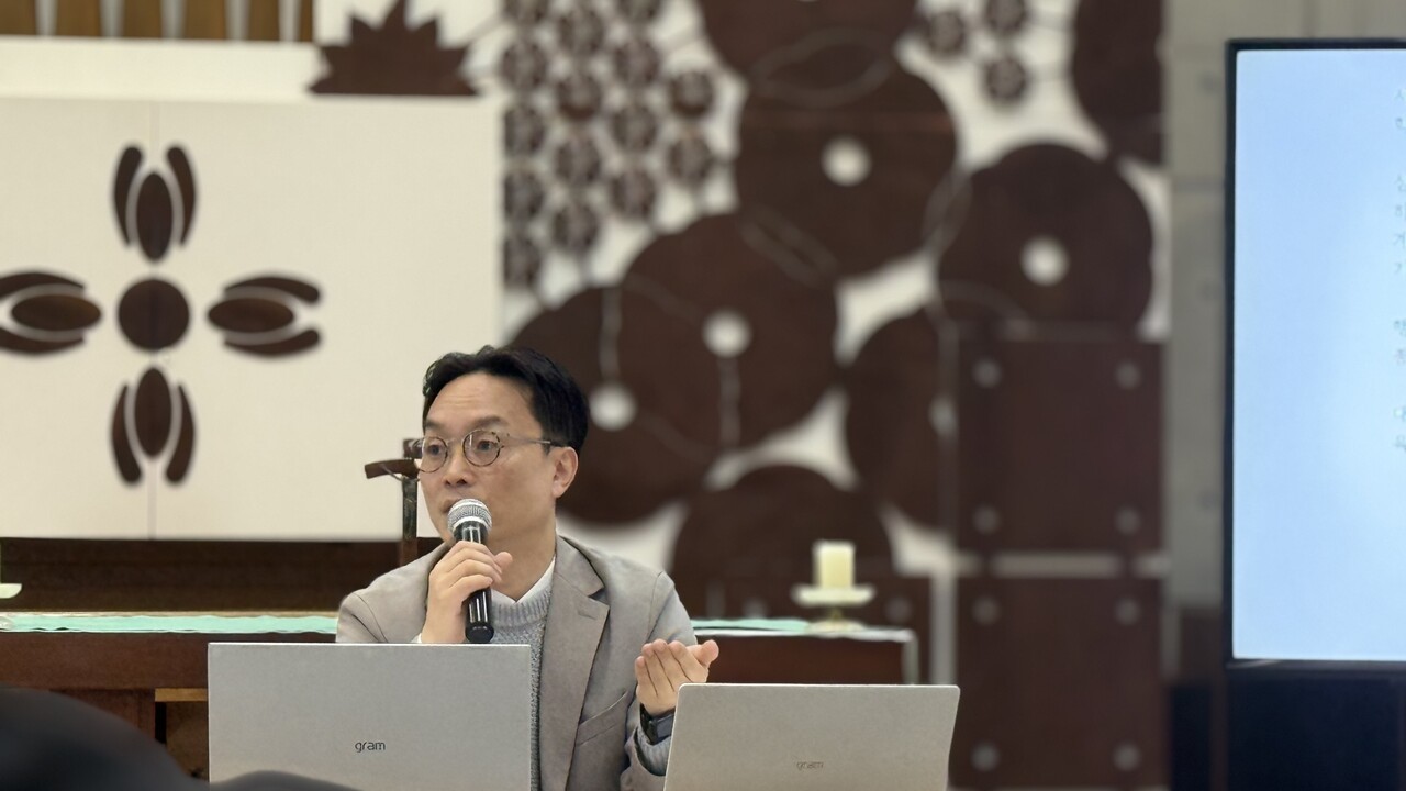 ▲ 성공회대 신학연구원이 주최한 2025 국내학술대회에서 기조 강연을 맡은 김학철 교수는 기독교교양학이 삶의 의미 문제에 적극적으로 응답해야 한다고 강조했다. ⓒ성공회대 신학연구소 제공