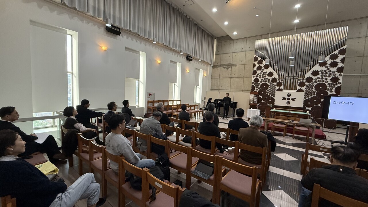 ▲ 바리톤 차피득 신부가 특별공연을 진행하며 많은 박수 갈채를 받았다. ⓒ성공회대 신학연구소 제공