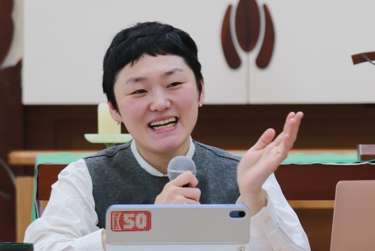 ▲ 임성 성심당 이사는 경제의 교회적 기원을 강조하며 성심당이 추구하는 있는 시민경제의 면모를 설명했다. ⓒ성공회대 신학연구소 제공