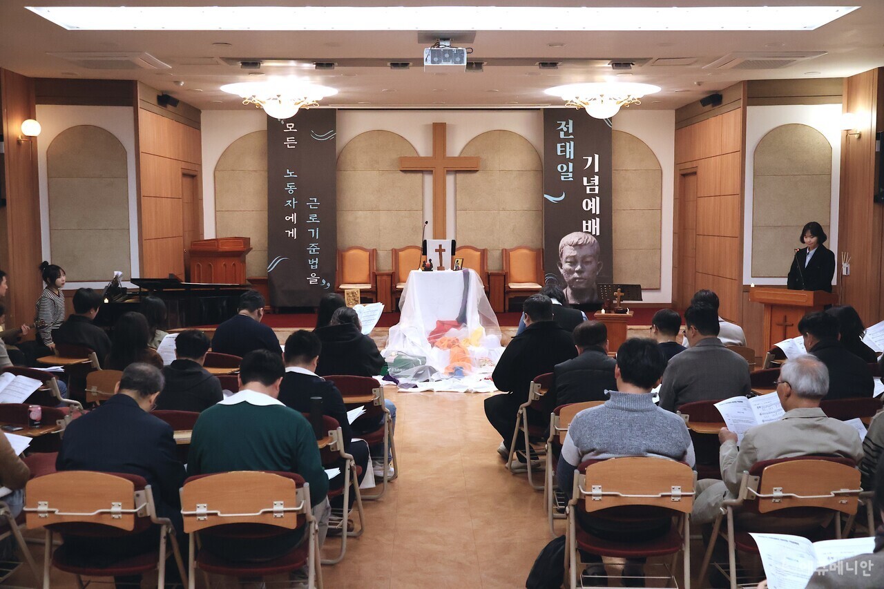 ▲ 에큐메니안 개신교계 청년단체들이 공동으로 주관한 전태일 노동열사 55주기 기념예배에서 청년들은 열사의 정신을 계승하며 존엄과 권리를 지키기 위해 투쟁하는 노동자들과 연대할 것을 다짐했다. ⓒ임석규