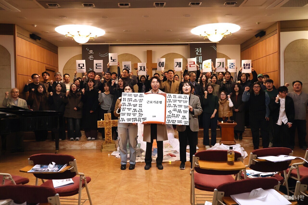 ▲ 특히 기념예배 증언에 나선 박경재 전국사무금융서비스노동조합 삼성화재애니카지부 사무국장은은 최소한의 권리 보장도 없는 현실을 이야기했다. ⓒ임석규