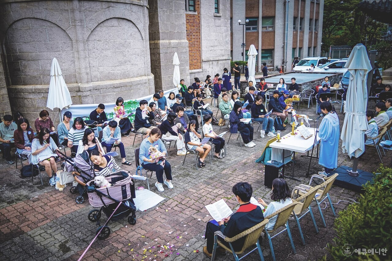 ▲ 성공회 생명기후연대와 대한성공회 서울주교좌성당이 공동으로 “창조세계 벗들과 함께하는 예배”라는 주제로 지난 10월 12일(일) 오후 4시부터 서울주교좌성당 마당에서 “반려동물 축복식”을 거행했다. ⓒ대한성공회 서울주교좌성당 홍보미디어위원회 제공