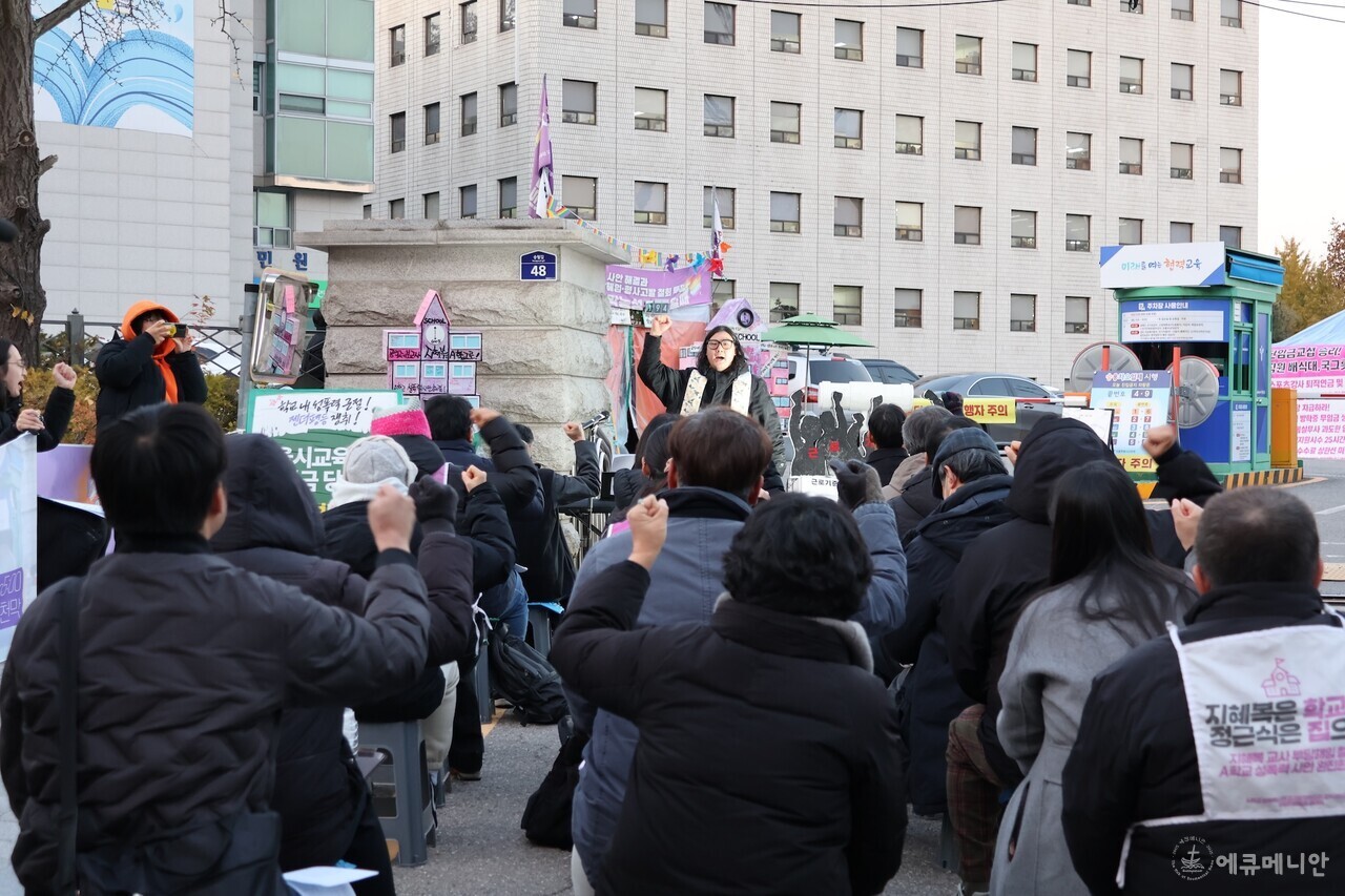 ▲ 에큐메니칼 청년 단체들이 공동으로 주관해 열린 이날 기도회에서 청년들은 지혜복 교사에 대한 부당한 구조적 폭력을 비판하며 연대를 다짐했다. ⓒ임석규