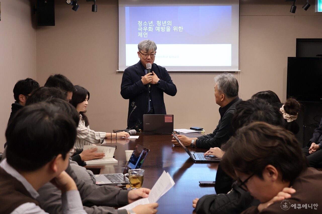 ▲ 기사연·EYCK·KSCF가 공동으로 마련한 북토크에서 김현수 교수는 청년 극우화 현상을 사회적 구조와 심리적 기제 사이의 문제로 규정하고 해결책을 촉구했다. ⓒ임석규