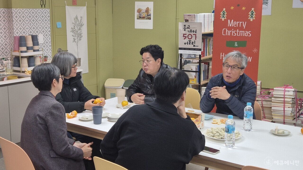 ▲ 강좌 후 참석자들은 강연자의 이야기를 곱씹으며 교회적 대안을 고민했다. ⓒ대구 에큐메니안