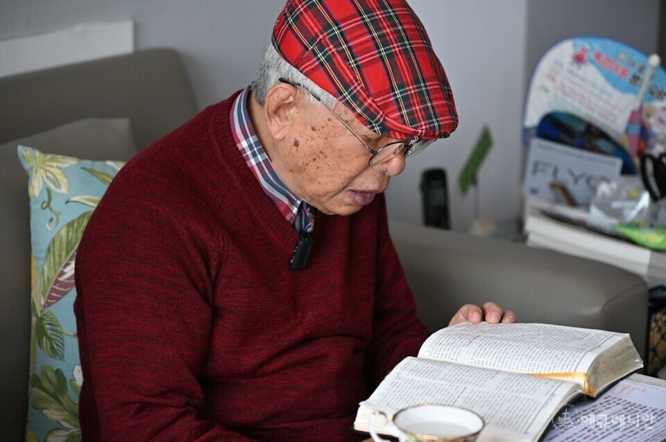 ▲ 인터뷰 도중 성경 책을 펼쳐 로마서 12장 19~21절을 읽어주는 한완상 교수 ⓒ임석규 기자