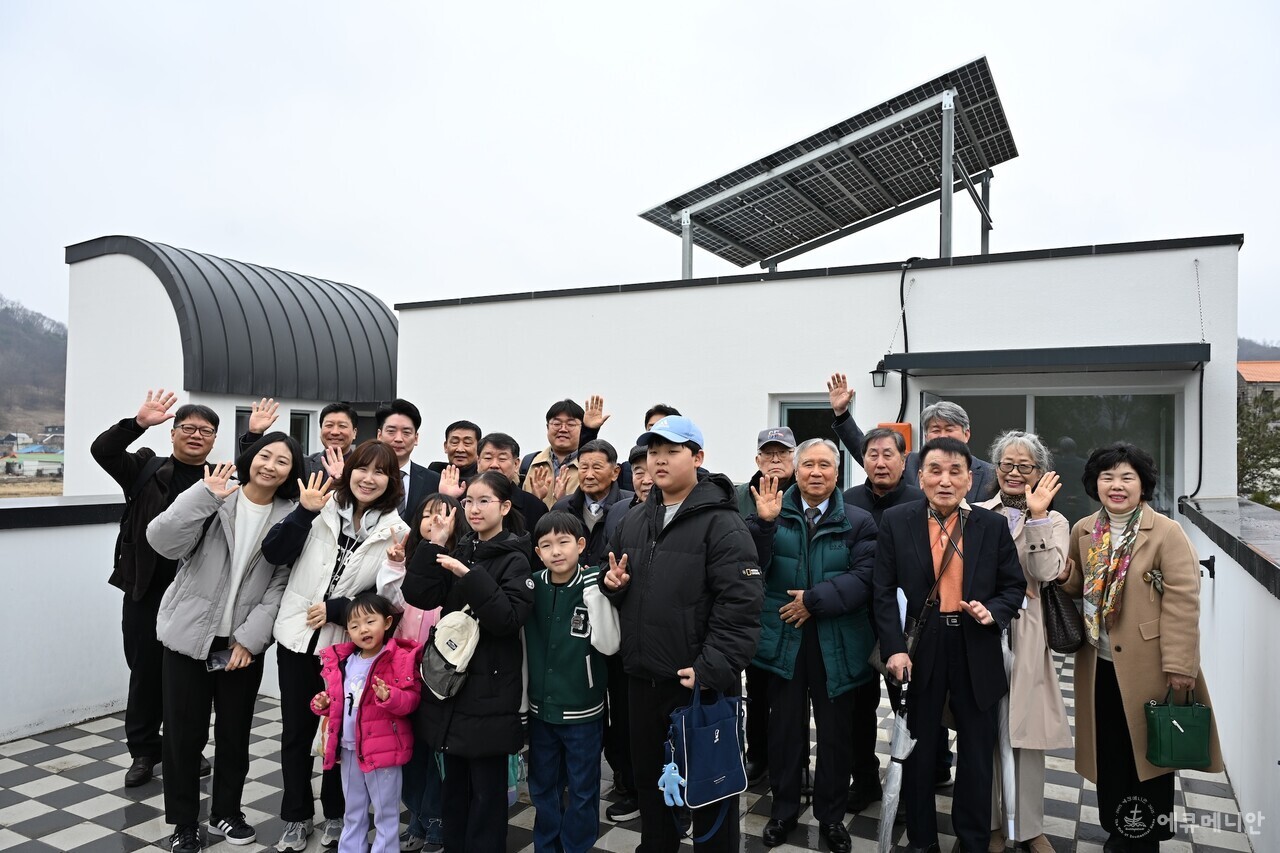 햇빛발전소 준공감사예배 후 참석자들이 화해와평화의교회 옥상에 설치된 햇빛발전소를 둘러보았다