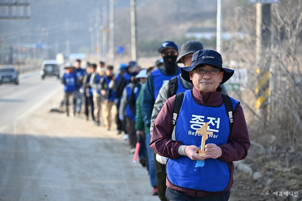 평화순례를 나선 참석자들은 약 99km를 걷는 동안 한반도 평화를 위해 침묵으로 기도한다